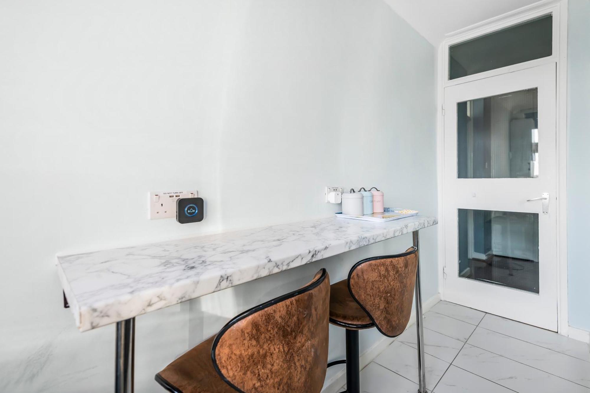 Riverside 3Br With Easy Transport 20Mins To City Centre Лондон Екстер'єр фото